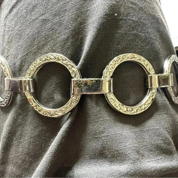 Women’s Silver Tone Chainlink Lightweight Circle Belt OS Fits Most - Picture 9 of 13